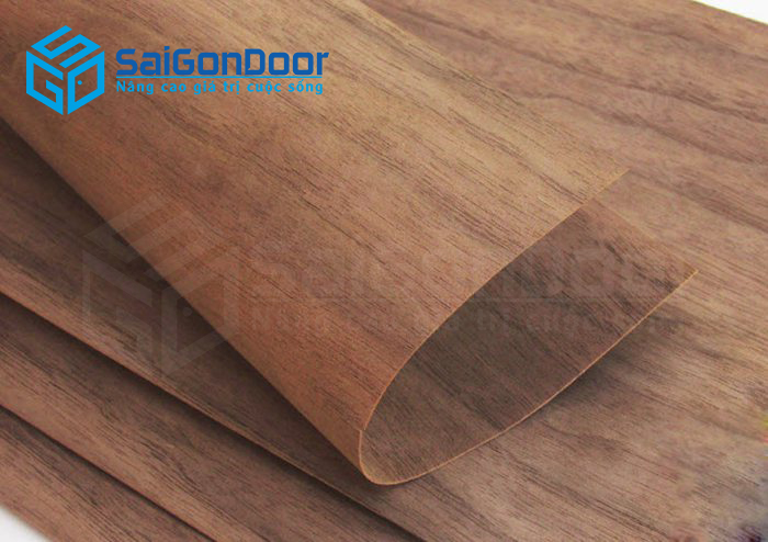 Bề mặt tấm Veneer phủ lên bề mặt cửa gỗ